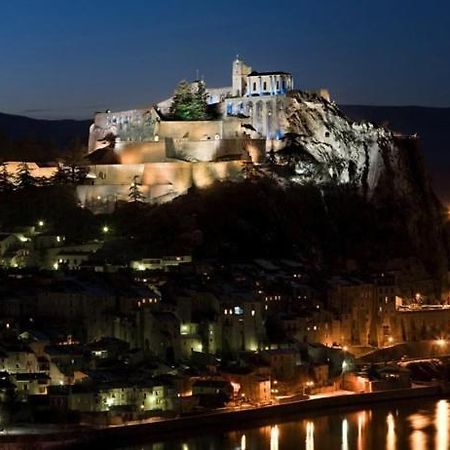 Etxe Laminak Bed & Breakfast Sisteron Bagian luar foto