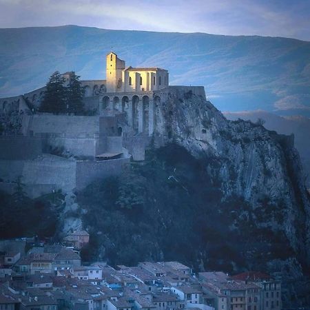 Etxe Laminak Bed & Breakfast Sisteron Bagian luar foto