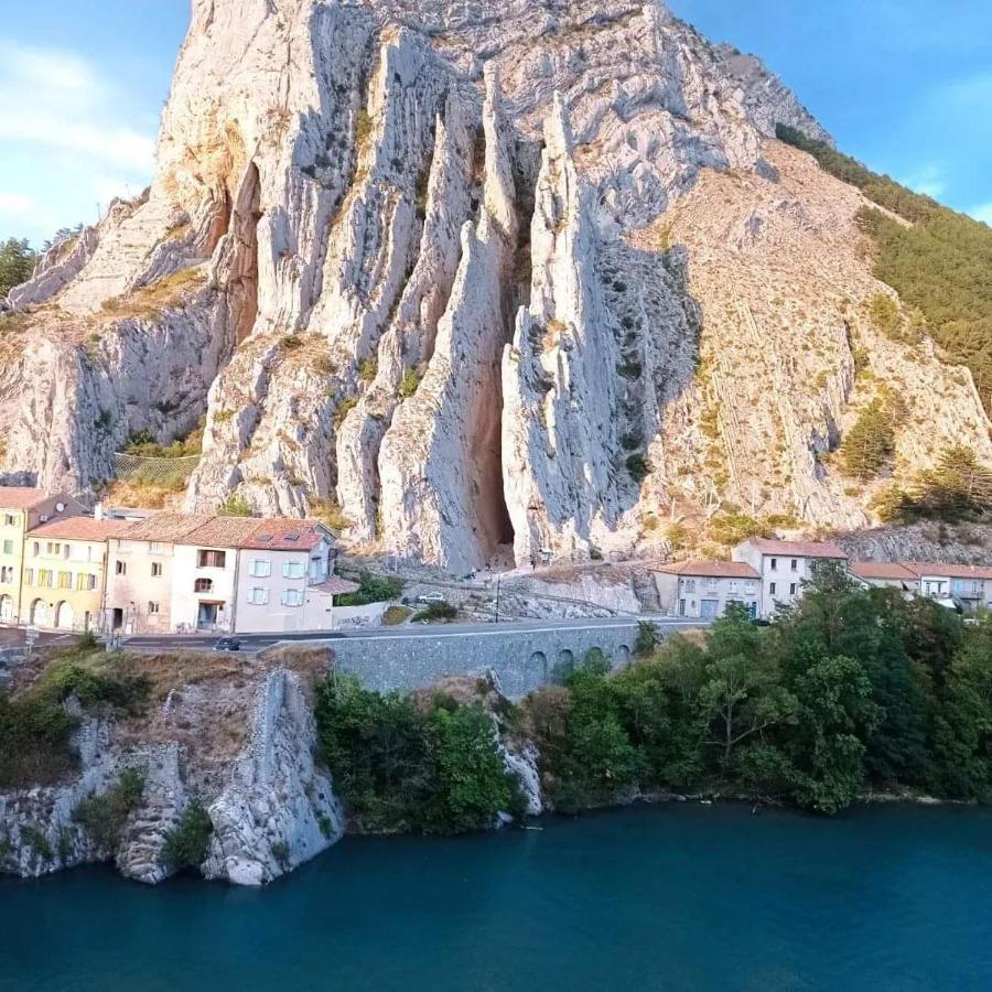 Etxe Laminak Bed & Breakfast Sisteron Bagian luar foto