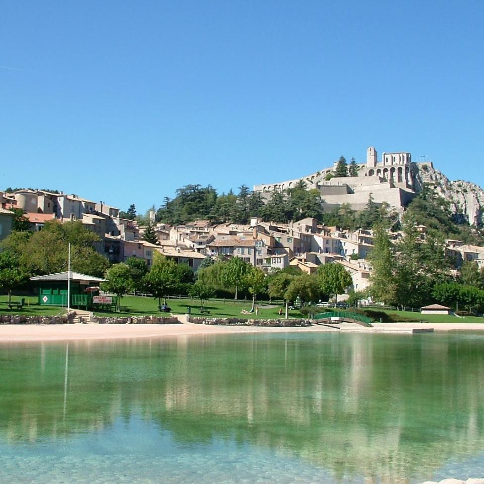 Etxe Laminak Bed & Breakfast Sisteron Bagian luar foto